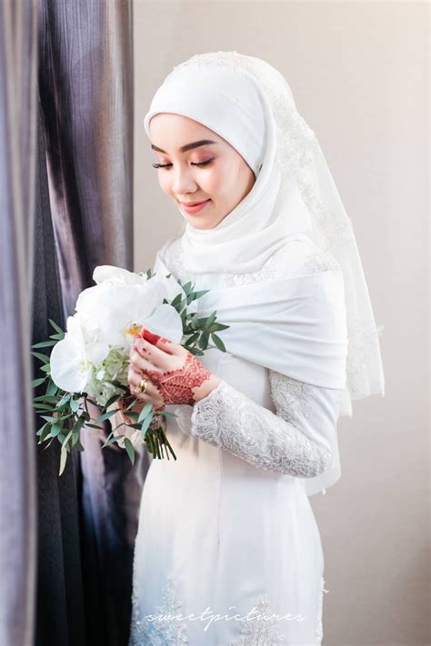 Depending on your body type, venue of your wedding, activities of the day and, most importantly, your preference, you can choose the gown of your dreams. Pin by Anisa on Wedding | Muslim wedding dresses, Malay ...