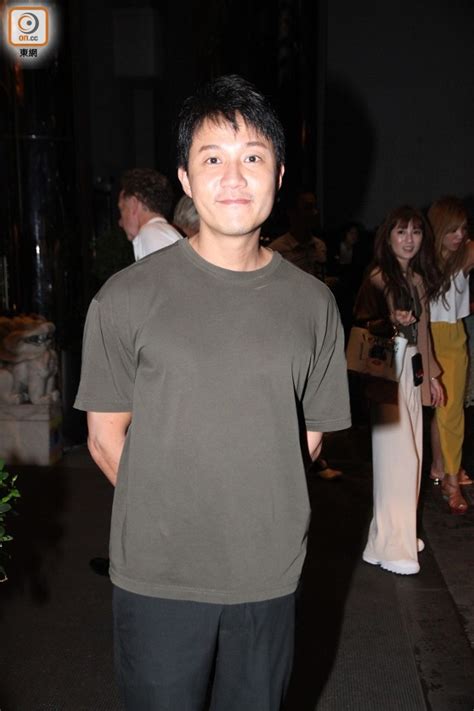 Actor kenny wong(黃德斌) was out doing promotion for tvb's new drama series speed of life(鐵馬戰車). 黃德斌結婚 麥子樂：呢個婚禮好突然｜即時新聞｜東網巨星｜on.cc東網