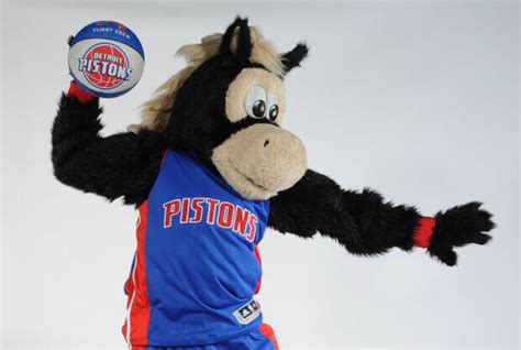 La Mascota De Detroit Pistons Celebra A Lo Grande Su Cumpleaños
