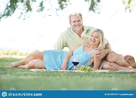 Theres Nothing Like A Picnic To Recharge The Soul A Smiling Husband And Wife Enjoying A