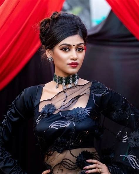 Tamil Actress Oviya New Oozes Stunning In Black Saree Stills