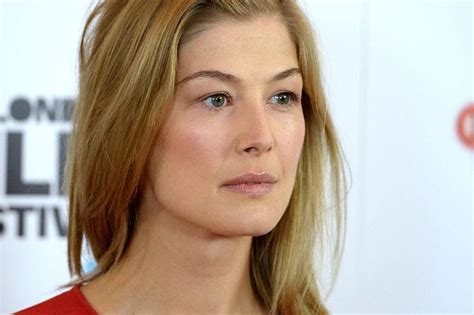 Rosamund Pikes Body Measurements Including Breasts Height And Weight