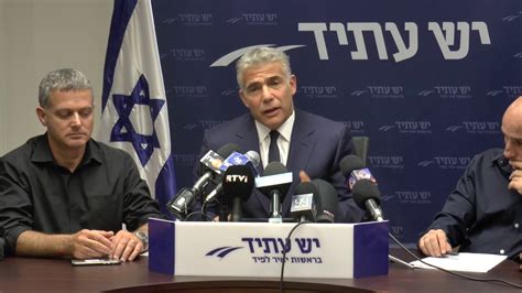 ברשימה המשותפת לא יצביעו נגד ממשלתו בשל ברית עם גפני; ‫יו"ר מפלגת "יש עתיד", ח"כ יאיר לפיד, בישיבת סיעה בפתח ...