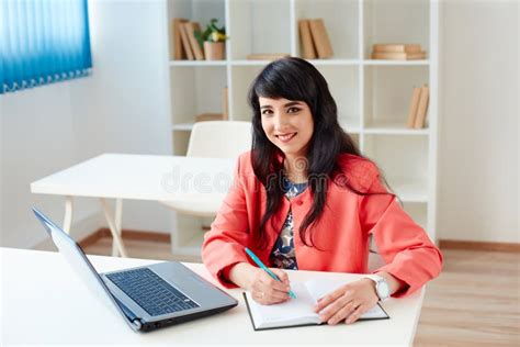 Portret Pi Kna Biznesowa Kobieta Pracuje Przy Jej Biurkiem Z Laptopem