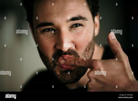 Leckt Seine Finger Fotos Und Bildmaterial In Hoher Auflösung Alamy