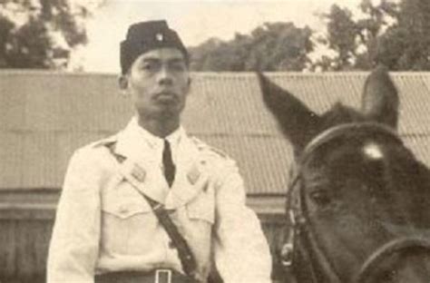 Prajurit tni berbaris memasuki pusat kota jogja melalui jalan malioboro diakhir 1949 atau bersamaan dengan kepulangan jendral sudirman dari medan perang gerilya. Gambar Pahlawan Jendral Sudirman - Gambar Viral HD