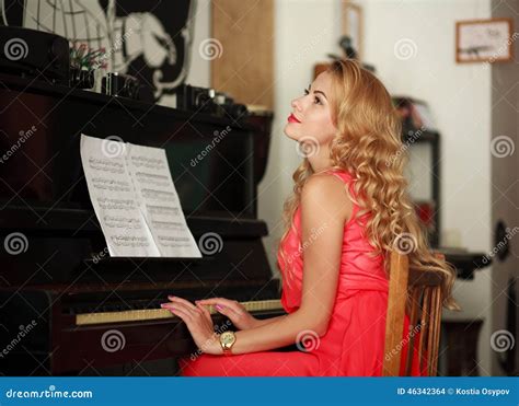 Träumerische Junge Frau am Klavier Im Raum Sitzt Stockfoto Bild