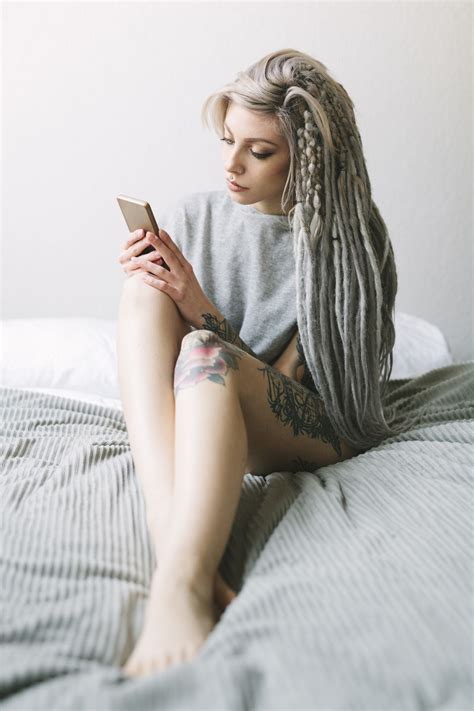 This elegant transition from black to gray can read silver, ashy, pearly, and more. Grey Ombré Hair: 10 Alternative Ways to Wear Grey Hair Color