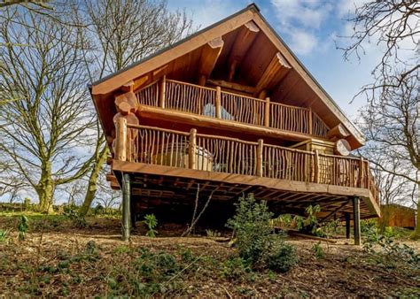 Choose from our fabulous fully themed alton towers hotel, enchanted village, splash landings woodland lodges. 7 Best Lodges with Hot Tubs near Alton Towers 2021 - Best ...