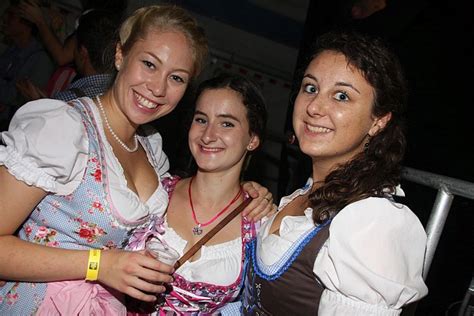 Fotostrecke Dirndl Alarm Pralle Dekolletés So Feiern Die Mädels Beim