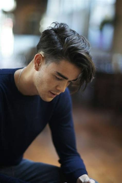 Coupe de cheveux mi long pour les hommes qui aiment le style: La coupe de cheveux banane - 52 variantes en photos