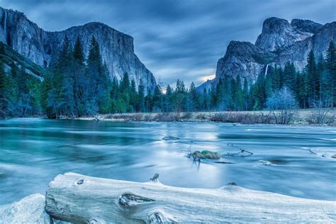 Обои на рабочий стол Горы и сосны на берегу реки Yosemite National