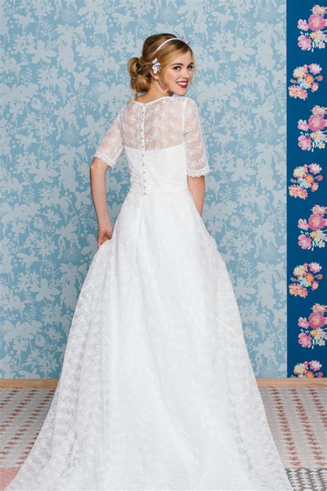 Denkst du jetzt, so ein schönes hochzeitskleid, das. Schönes Brautkleid in A-Form mit besonderer ...