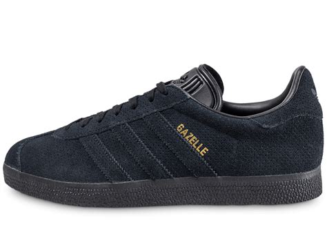 Logo adidas 3 bandes et logotype gazelle doré sur les côtés. adidas Gazelle Core noir et or - Chaussures Homme - Chausport