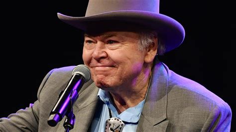 Roy Clark Country Music Legend And Hee Haw Co Host Dies At 85 Access