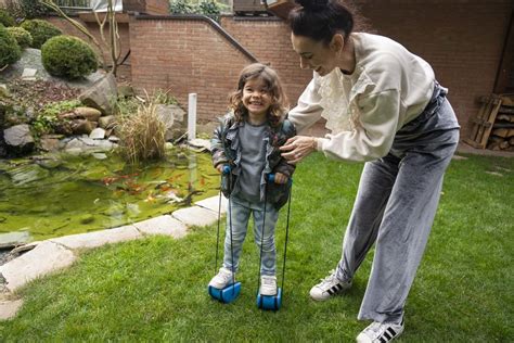 E' un gioco divertente per i bambini e per gli adulti. 10 giochi di movimento da fare in casa con i bambini ...