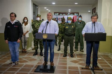 Duque y sus ministros de interior, daniel palacios, y de defensa, diego molano, salieron ilesos este viernes de un atentado a tiros contra el helicóptero presidencial, cuando se aproximaba a cúcuta. Duque pide a Mindefensa ponerse a frente de atentado ...