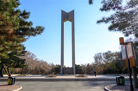 长春地标建筑之一：长春解放纪念碑，高30多米，仿佛一座巨门长春纪念碑南湖公园新浪新闻