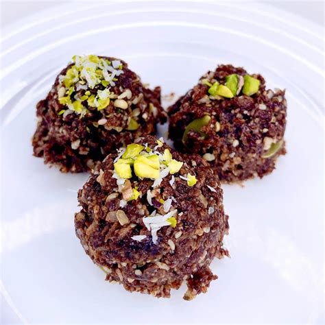 These cookies pack a super nutrient punch with chia, flaxseed, and a medley of seeds that'll give you a boost of energy in the morning. No-Bake Superfood Cookies - Serena Loves