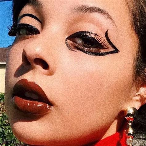 13 Unexpected Winged Eyeliner Trends That Are Taking Over Instagram