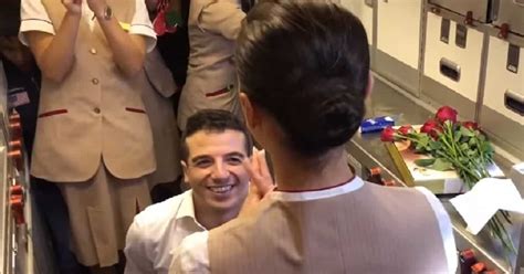 Man Asks Airplane Passengers To Help Him Propose To His Girlfriend At 35 000 Feet Elite Readers