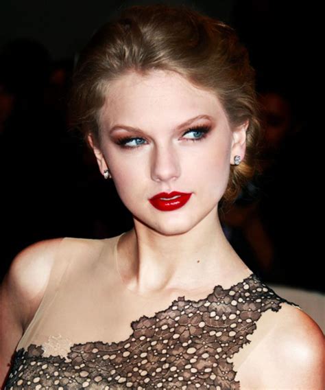 Taylor Swift S Best Beauty Moments Have This In Common Taylor Swift Red Lipstick Red Lipstick