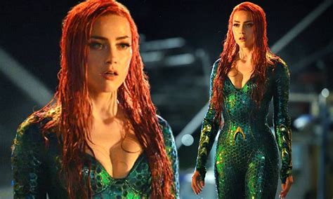 Amber Heard Flaunts Cleavage In Costume As Mera In Aquaman Daily Mail