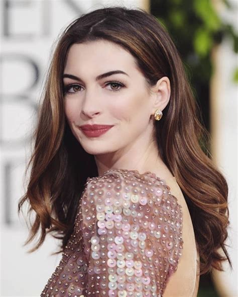Pin By Prettyshinythings On Maquillage Anne Hathaway Hair Anne