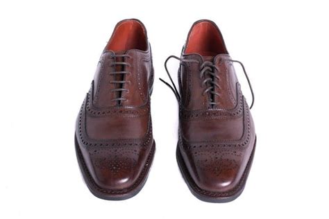 Straight bar lacing only works neatly on shoes with even numbers of eyelet pairs (eg. How to Bar Lace Dress Shoes in 6 Easy Steps | Menswear Market