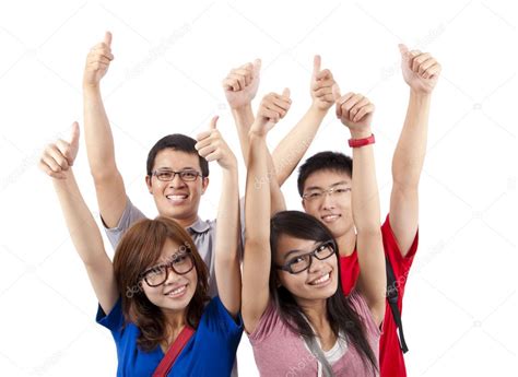 Para ser un niño feliz un niño debe disponer de tiempo para. Fotos de Estudiantes felices mostrando pulgares hacia ...