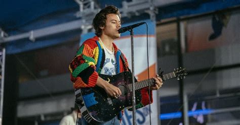 ¡seguid así!, escribió el diseñador en la web para presentar las imágenes, disponibles para descargar, de las pautas para crear, desde cero, un cárdigan como el que lució harry styles. How to make Harry Styles' viral JW Anderson cardigan at home