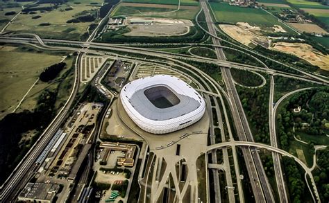 Die allianz arena ist ein fußballstadion im norden von münchen und bietet bei bundesligaspielen 75.000 plätze, zusammengesetzt aus 57.343 sitzplätzen, 13.794 stehplätzen, 1.374 logenplätzen, 2.152 business seats (einschließlich 102 sitzplätzen für. München und Umgebung von oben | Aus dem Zeppelin 2 - Von ...