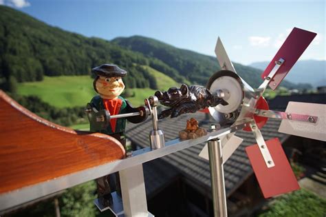 Auf filigranen holzbeinen macht es eine klasse figur. Windräder ⚒️ Holzschnitzerei Klaus Kirchler