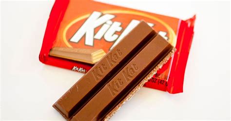 Twitter Roasted This Man For Eating A Kit Kat Bar Wrong So He Used One