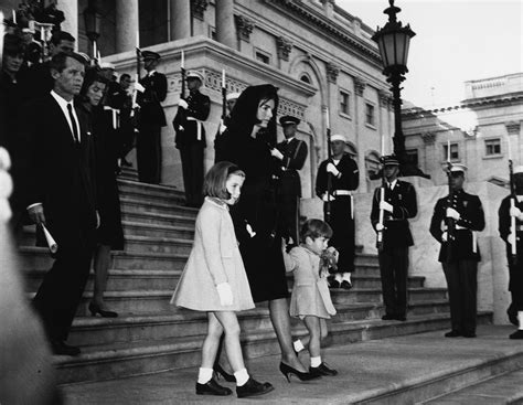 11/24/63 - Jackie and her children leave the Rotunda. | 世界