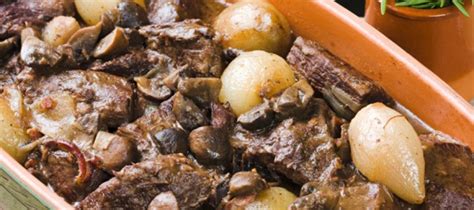 Klassieke Franse Boeuf bourguignon in wijn cognacsaus