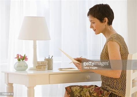 Mature Woman Writing A Letter Fotografías E Imágenes De Stock Getty