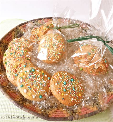 Ingredienti farina 00 bio g 500, zucchero g 150, burro g 100. Di pasta impasta: Biscotti Pasquali (aceddu cu' l'ova ...