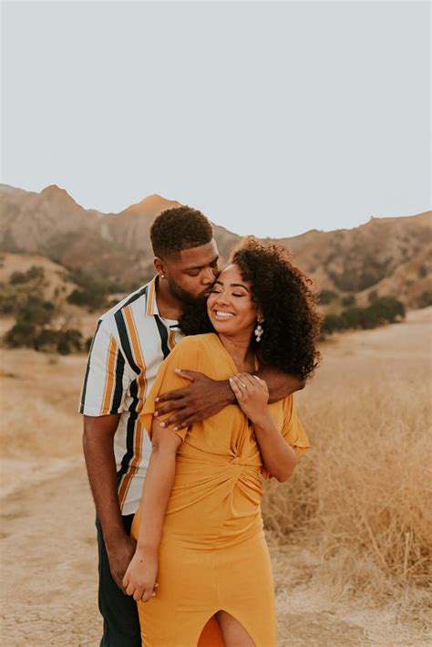35 Romantic Fall Engagement Photos For Fall Lovers