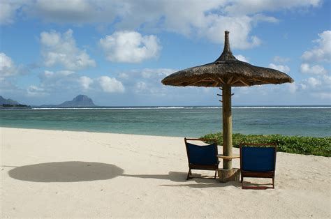 图片素材 海滩 滨 砂 海洋 支撑 椅子 夏季 假期 旅行 假日 湾 岛 蓝色 休息 水体 云彩 躺椅