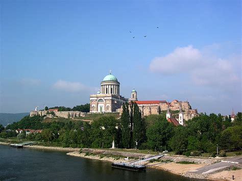 Over 40,000+ cool wallpapers to choose from. Kathedrale von Esztergom und die Donau - Ungarn ...