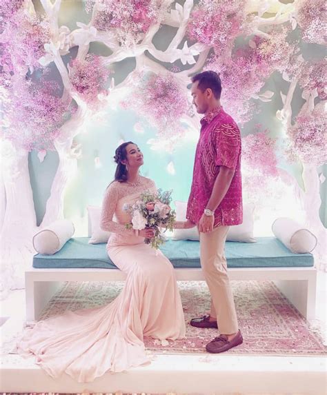 Beliau merupakan anak ketiga daripada lima orang adik beradik. FOTO Sama Cantik Sama Padan! Sekitar Majlis Pertunangan ...
