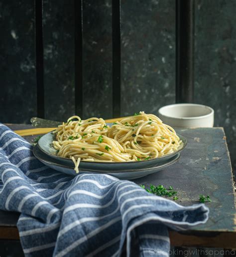 Spaghetti Aglio e Olio Pasta, Easy Lunch Recipe - Cooking With Sapana