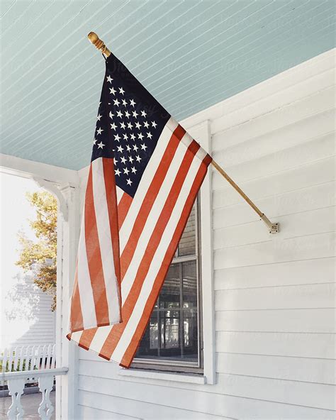 American Flag On A White Front Porch In America Del Colaborador De