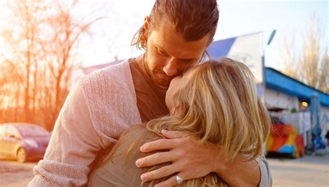 사랑하는 연인과 ‘포옹하는 방법으로 알아보는 애정도 테스트 8 인사이트