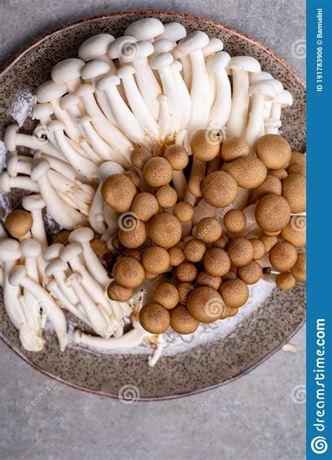 Fresh Buna Brown And Bunapi White Shimeji Edible Mushrooms From Asia