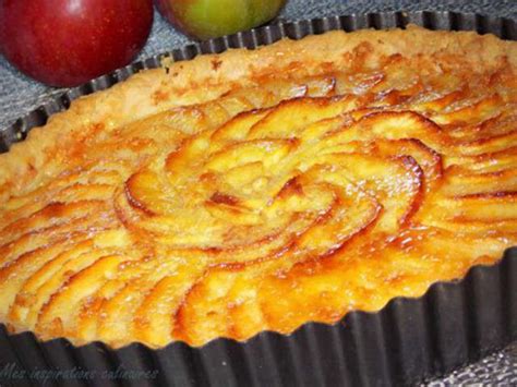 On peut résumer cette recette de tarte aux pommes en quiche sucrée aux pommes l'appareil aux œufs donne un dessert tarte aux pommes façon normande. Recettes de Tarte aux Pommes et Pâte Brisée