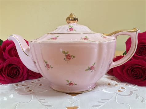 Sadler Teapot Pink With Dark Pink Rosebuds Gold Trim Pattern