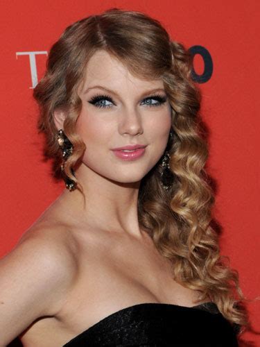 Picture Gallery Taylor Swifts Formal Long Curly Hairstyle