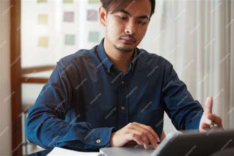 Homem De Negócios Trabalhando No Computador Portátil Procurando E